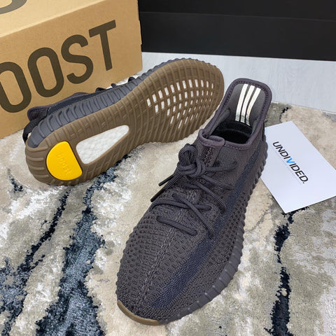 yeezy−350−boost−cinder