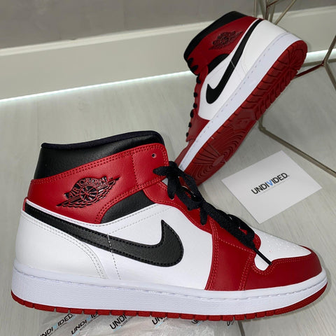 nike−jordan−1−mid−chicago−white−heel