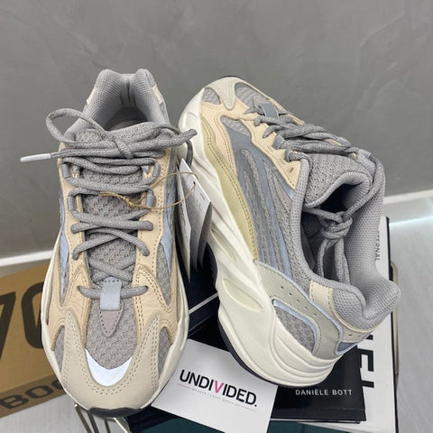 YEEZY 700 CREAM